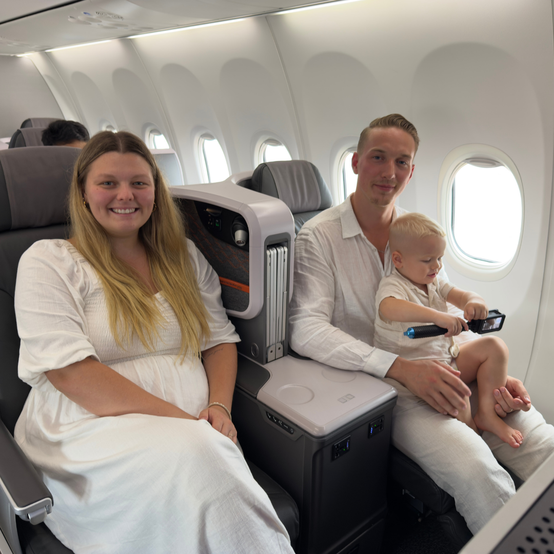 Jessica, Michael und ihr Kind gemeinsam in der Business Class