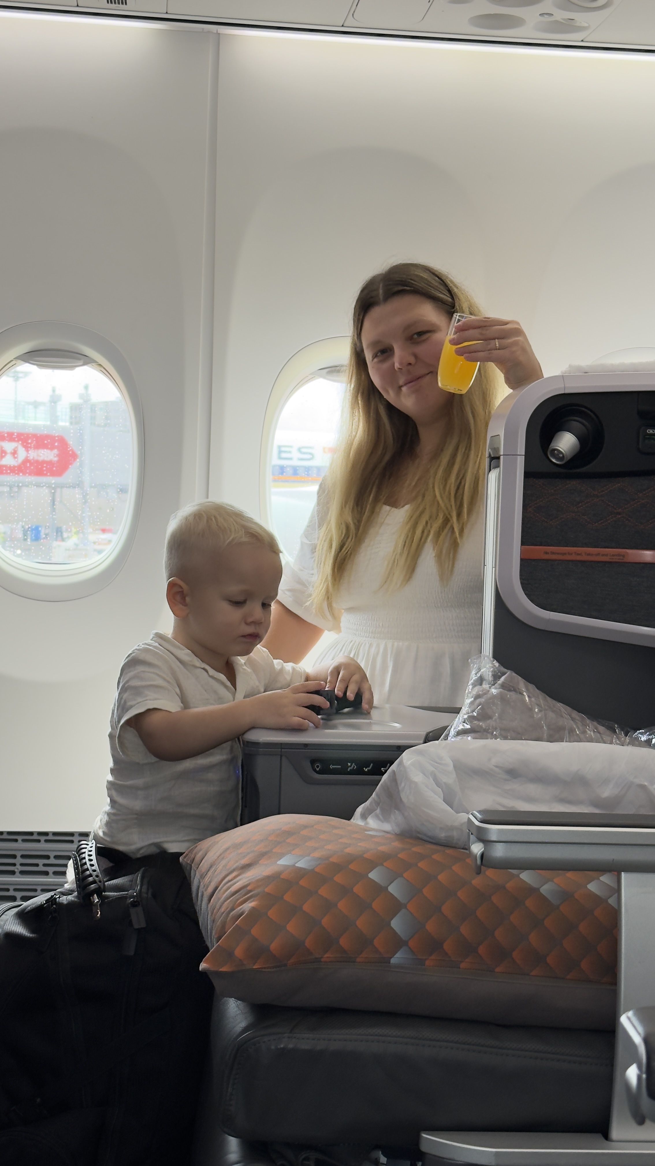 Jessica und ihr Kind in der Business Class